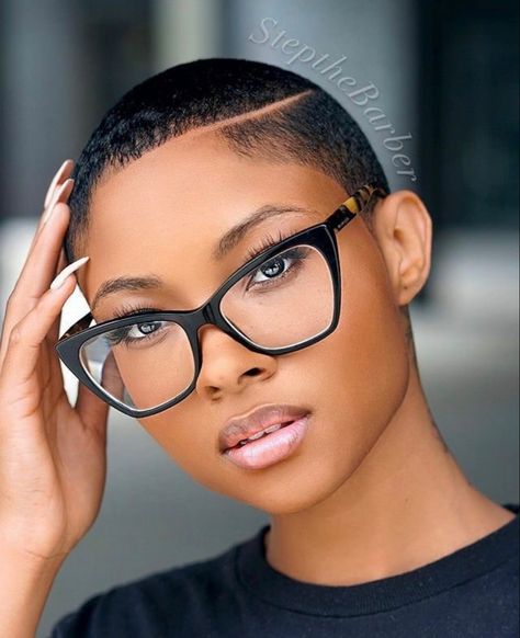 Fade Haircut Women, Short Hair Designs, Black Hair Short Cuts, Shaved Hair Cuts, Short Shaved Hairstyles, Natural Hair Cuts, Natural Hair Short Cuts, Short Hair Black, Bald Hair