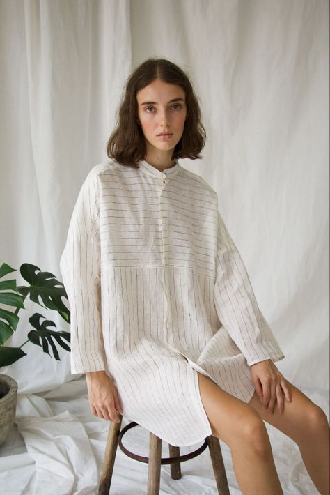 Oversized Blouse Outfit, Linen Shirt Pattern, Indie Dresses, Minimalist Shirt, Shirt Sewing, Make Your Own Shirt, Puffy Dresses, Pattern Hack, Minimalist Shirts