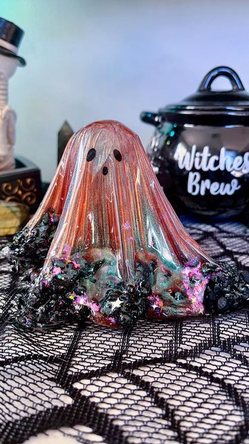 Spooky Items, Ghost Tutorial, Ghost Diy, Hobbies To Try, Resin Design, Fun Hobbies, Fall Decor Diy, Halloween Haunt, Diy Halloween Decorations