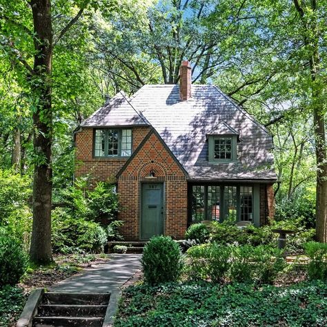 New Tudor House Exterior, Tudor Craftsman House, Tutor Homes Exterior, Tudor Front Porch, English Tudor Exterior, Small Tudor House, Tudor Backyard, Tudor Bungalow, Tudor House Exterior