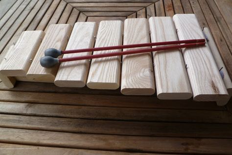 Diy Xylophone, Homemade Musical Instruments, Homemade Instruments, Wood Block Crafts, Diy Instruments, Wood Crafting Tools, Woodworking Projects For Kids, Wood Scraps, Diy Musical Instruments