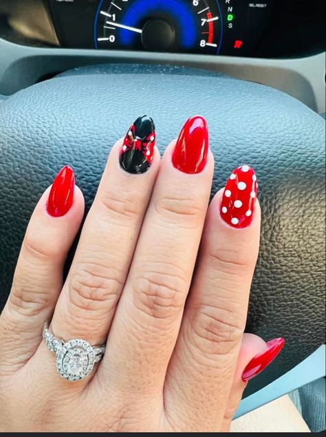 Disney Nails Red And Black, Red Mickey Mouse Nails, Red Minnie Mouse Nails, Disney Nails Red Black White, Minnie Mouse Nails Red, Minnie Mouse Nails Pink Acrylics, Minnie Mouse Nail Art Red, Minnie Mouse Nail Art, Character Nails