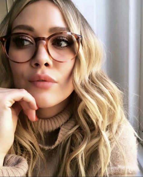 Hilary Duff Hair, Hilary Duff Style, Glasses Outfit, Glasses Inspiration, Hard Working Women, Womens Glasses Frames, Woman Sweater, Hillary Duff, Positive Shirt