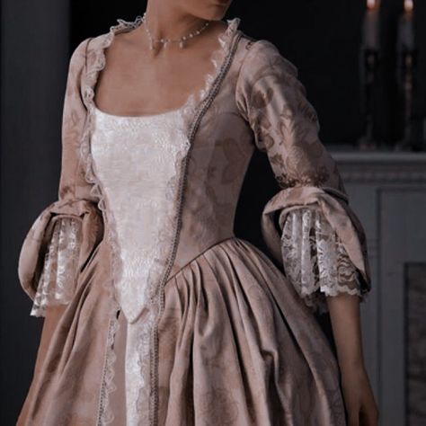 1800 Dresses Aesthetic, Victorian Women Dress, Aesthetic Medieval Dress, Vintage Queen Dress, Royality Dress Aesthetic, Princess Gown Royalty Medieval, 1800 Dress Aesthetic, Bridgerton Dresses Queen, Queen Outfits Aesthetic