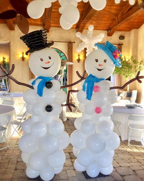 Balloon Snowman Diy, Snowman Themed Christmas Party, Snowball Dance Decorations, Winter Wonderland Balloons, Snowman Birthday Party, Balloon Snowman, Snowflake Dance, Office Holiday Party Ideas, Balloon Pillars