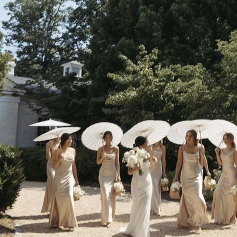 SUNDAY INSPO🤍 Soft palettes, draped fabrics, pearly details, champagne aesthetic and cute accessories✨ Choose your favourites & save for later #theroberomanceloves Soft Wedding Aesthetic, Champagne Aesthetic Wedding, Bridesmaids Champagne, Champagne Aesthetic, Mom Dr, Champagne Bridesmaid, White Bridesmaid, Cute Accessories, Save For Later