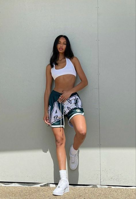 Look Kylie Jenner, Looks Hip Hop, Modele Fitness, Shorts Outfits Women, Basketball Clothes, Neue Outfits, Tomboy Style Outfits, Looks Street Style, Streetwear Fashion Women