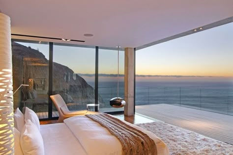 Ocean-front bedroom with a plush rug Bedroom Ocean View, Contemporary Bedrooms, Bedroom Views, Coastal Bedrooms, Master Bedrooms Decor, Dream Rooms, Beautiful Bedrooms, Home N Decor, Design Case