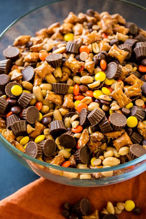 Paleo Snack, Chex Mix Recipes, Fall Snacks, Snack Mix Recipes, Holiday Snacks, Snacks Für Party, Halloween Food For Party, Game Day Food, Snack Mix