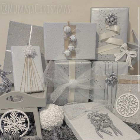 Silver Christmas Presents, White And Silver Wrapping Christmas Gifts, Winter Wonderland Wrapping Ideas, Silver Christmas Wrapping Ideas, White Wrapping Paper Ideas, Gift Wrapping Ideas For Boyfriend, Cute Gift Wrapping, Cute Gift Wrapping Ideas, Blue Christmas Tree Decorations