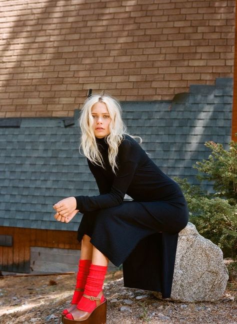 Career Girl Daily, Red Socks, Sock Outfits, Woman Sitting, Cooler Look, Looks Street Style, Sporty Chic, Wearing Red, Looks Style