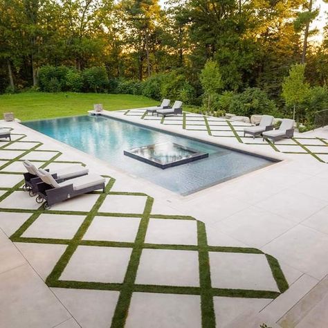 Concrete Pool Deck With Grass Accent #concretedeck ★ All possible pool deck ideas: small, backyard, modern, concrete, and tile all gathered in one place! ★ #deckideas #pooldeckideas #backyard Moderne Pools, Concrete Pool, Backyard Pool Landscaping, Modern Pools, Backyard Pool Designs, Swimming Pools Backyard, Small Backyard Patio, Small Backyard Pools, Pool Decks