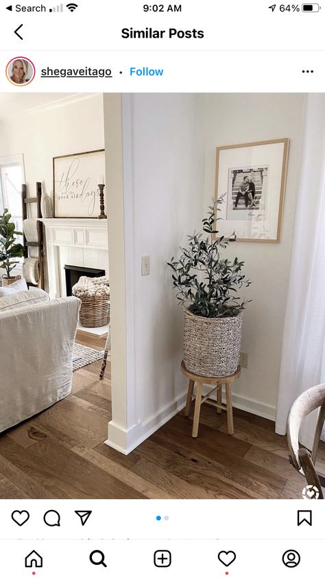 Bold Foyer, Small Corner Decor, End Of Hallway Decor, Foyer Decor Ideas, Corner Decorating Ideas, Living Room Corner Decor, Dining Room Corner, Rustic Entryway Table, Rustic Entryway