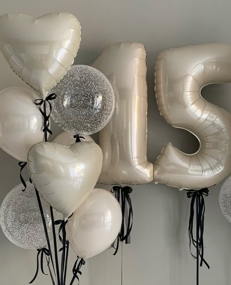 Birth Decoration Ideas, Birthday Decor Minimal, 19 Bday Ideas, 18th Birthday Idea, Monochromatic Balloons, 21st Decoration Ideas, 16 Bday Ideas, 25 Birthday Ideas Parties, Ballons Decoration Birthday