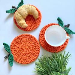 Funny Coasters, Crochet Xmas, Crochet Coaster Pattern, Camper Decor, Crochet Pumpkin, Fun Crochet Projects, Crochet Diy, Yarn Projects, Crochet Coasters