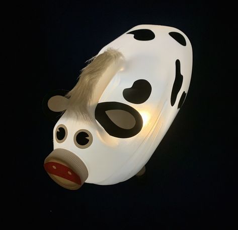 Milk Jug Animals, Recycle Animal Projects, Plastic Upcycling Ideas, Plastic Recycling Ideas Projects, Kids Lamp Diy, Recycled Animals, Cow Lamp, Milk Bottle Diy, Kids Lantern