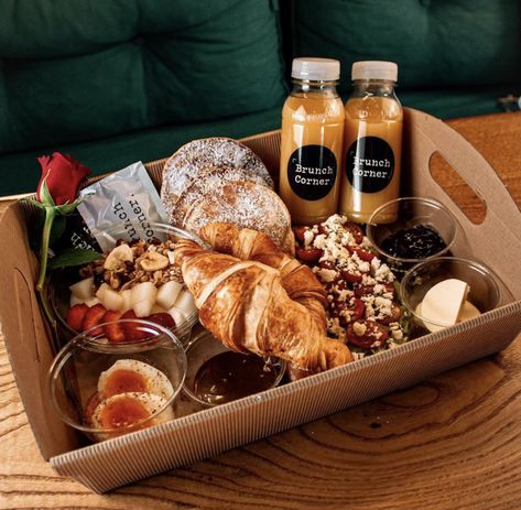 Airbnb Breakfast Basket, Breakfast Basket Gift Ideas, Breakfast Graze Box Ideas, Boxed Breakfast Catering, Breakfast Bistro Boxes, Brunch Basket, Bistro Snack Boxes, Breakfast Boxes, Hotel Breakfast Buffet