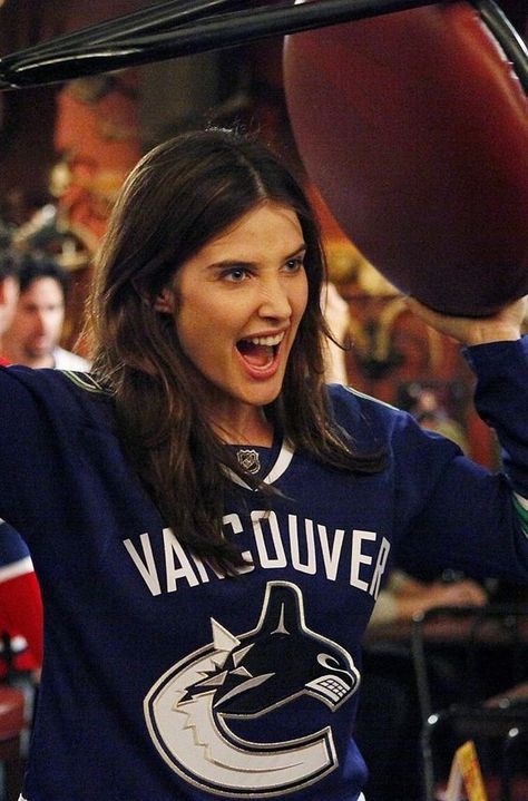 15 Reasons Robin Scherbatsky From "HIMYM" Is The Absolute Best Drew Barrymore 90s, Josh Radnor, Great Ab Workouts, How Met Your Mother, Robin Scherbatsky, Cobie Smulders, Desi Humor, Portrait Photos, Celebrity Moms