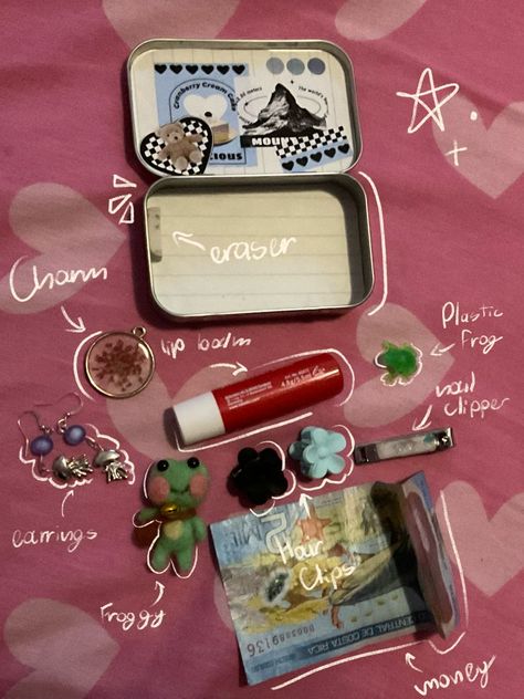 :D What To Put In Altoid Wallets, How To Make An Altoids Wallet, Aesthetic Altoids Wallet, Barkleys Mints Wallet, Altoid Wallet Aesthetic, Tin Wallet Aesthetic, Alto Is Wallet, Altoids Wallet Outside, Mint Tin Wallet