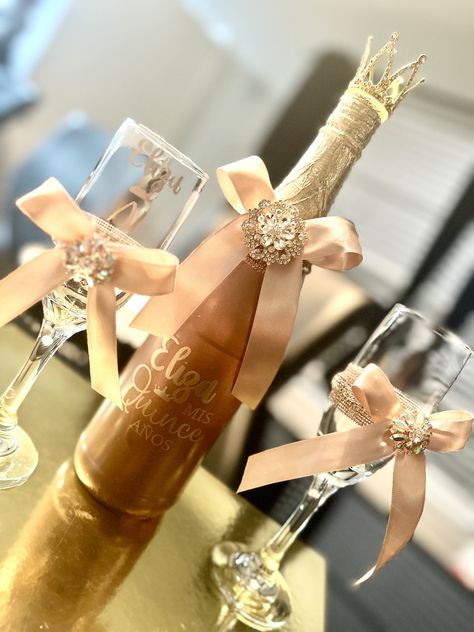 Quinceanera Champagne Bottles, Champagne Glass Decor Quinceanera, Quinceanera Copas, Pink Quinceanera Copas, Xv Copas Ideas, Quince Decor, Quince Stuff, Quinceañera Dresses, Pink Quince