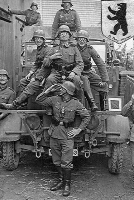 Perang Dunia Ii, Ww2 Photos, Wwii Photos, German Soldiers Ww2, Weird Images, Military Photos, Military Uniforms, Nagasaki, German Army