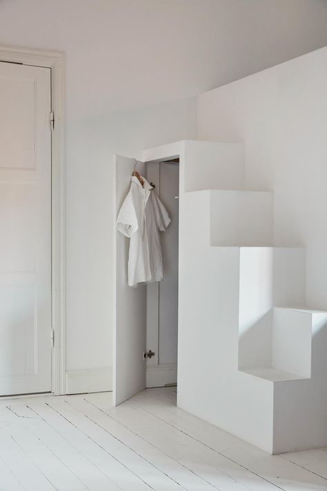 8 Compact Stairs for Cool Compact Spaces | ITALIANBARK Compact Stairs, Walk In Closet Ideas, Gorgeous Closet, Make A Closet, Moderne Pools, Master Closet Organization, Compact House, Deco Studio, Gorgeous Bedrooms