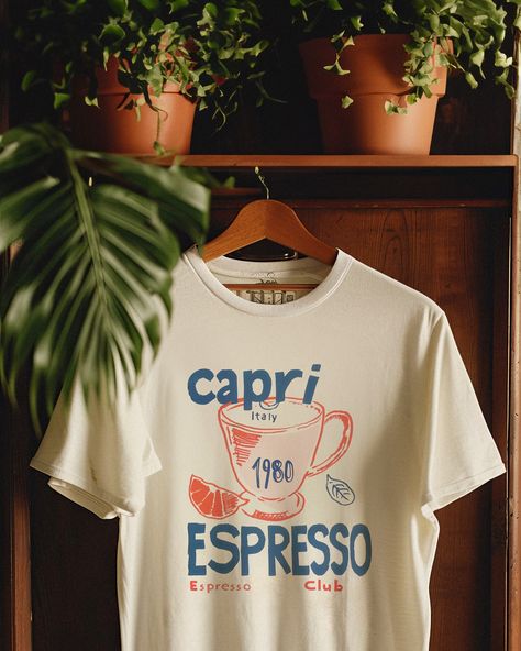 Caffeine & Capri: a sophisticated blend. Capri Espresso Club 1980 Graphic Tee link in bio ☕✨🛵 Tee Shirt Outfit Ideas, Graphic Tee Shirt Outfit, Logos Vintage, Logos Retro, Tee Shirt Outfit, Italian Cafe, Wallpaper Retro, Capri Italy, Cafe Style