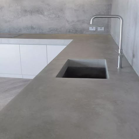 Micro Concrete Kitchen, Concrete Look Quartz Countertops, Concrete And Marble Kitchen, White Cement Countertops Kitchen, Micro Cement Kitchen Worktop, Micro Cement Kitchen Island, Micro Cement Countertop, Microcement Kitchen Counter Tops, Microcement Countertop