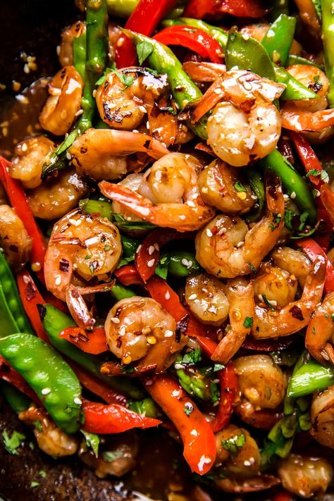 Juicy shrimp are sautéed with a gorgeous rainbow of vegetables and an Asian garlic sauce in this easy, fast, delicious garlic shrimp stir-fry. Fried Shrimp Recipes Easy, Shrimp Asparagus, Prawn Stir Fry, Stir Fry Shrimp Recipes, Fried Shrimp Recipes, Shrimp And Vegetables, Shrimp Stir Fry, Juicy Shrimp, Stir Fry Recipe