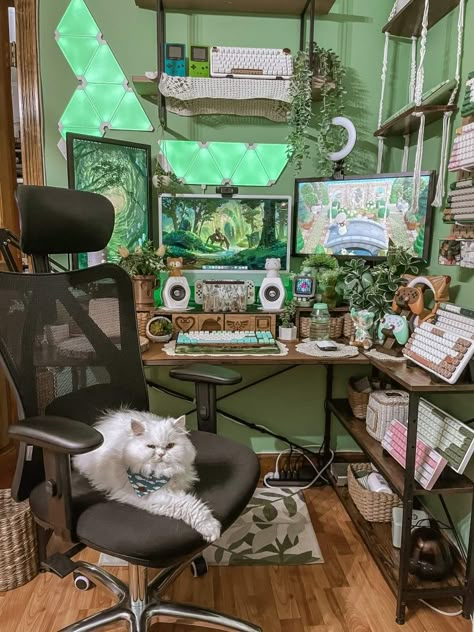 Forest Pc Setup, Pc Gaming Setup Green, Green Pc Setup Aesthetic, Plant Gaming Setup, Mini Pc Setup, Streamer Room Ideas, Green Pc Setup, Boho Gaming Setup, Green Gaming Room