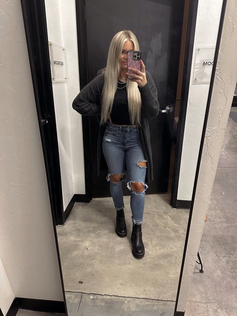 Getting My Hair Done Outfit, Professional Cosmetologist Outfits, Casual Tailgate Outfit, Salon Workers Outfits, Hairdresser Outfit Work Winter, Cosmetologist Outfit Ideas, Hairstylist Interview Outfit, Hair Dresser Outfits Casual, Cosmetologist Outfit Black