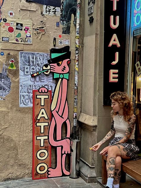 Tattoo Parlor Aesthetic, Tattoo Shop Aesthetic, Tattoo Artist Aesthetic, Edgy Graffiti, Urban Tattoos, Tattoo Parlor, Hat Hair, Urban Aesthetic, Artist Aesthetic