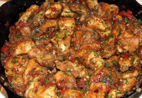 Chicken with Red Wine Vinegar and Tomatoes Red Wine Vinegar Chicken, Vinegar Chicken Marinade, Red Wine Vinegarette, Chicken With Red Wine, Red Wine Vinegar Recipes, Cooking With Red Wine, Red Wine Chicken, Red Wine Recipe, Vinegar Chicken