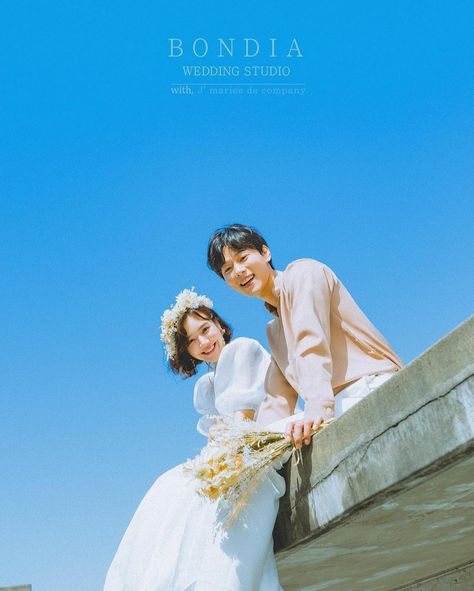 Pre Wedding Photoshoot Theme, Prenuptial Photoshoot, Pre Wedding Photoshoot Props, Korean Wedding Photography, Pre Wedding Photoshoot Outfit, Wedding Photo Studio, Foto Wedding, Wedding Photoshoot Props, Couple Engagement Pictures