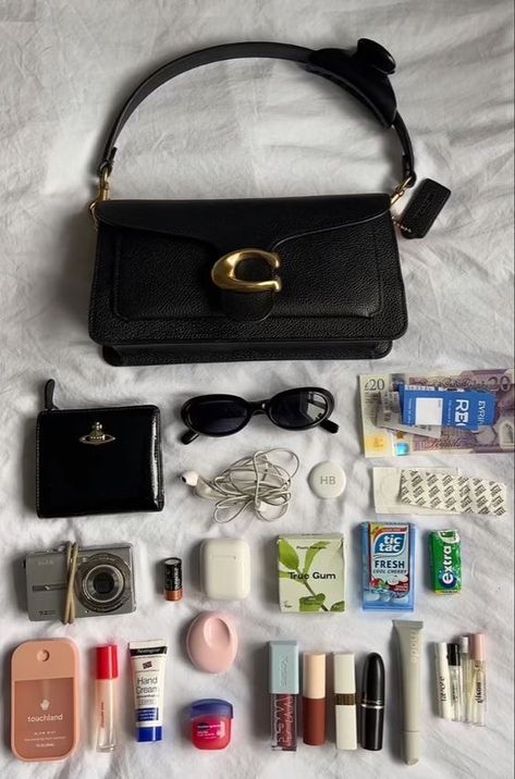 What's In My Purse Aesthetic, Mary Poppins Bag, Poppins Bag, Everyday Bag Essentials, Swag Bags, What's In My Purse, Blink Blink, School Bag Essentials, Backpack Essentials