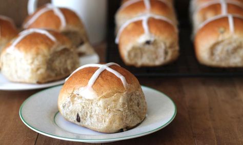 Vegan Hot Cross Buns Recipe, Eggless Hot Cross Buns, Hot Crossed Buns, Euphoria Prom Makeup, Vegan Hot Cross Buns, Euphoria Prom, Kawaii Cafe, Vegan Easter Recipes, Cross Buns Recipe