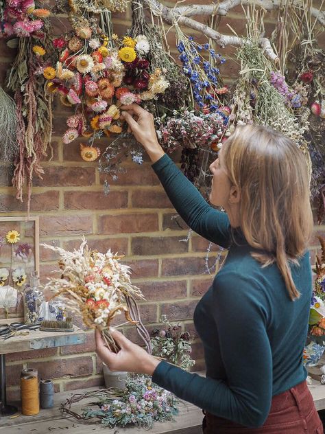 Drying Flowers, Dried Flowers Diy, Flower Artists, Hang In There, Hanging Flower, Hanging Flowers, Flower Display, Practical Magic, Dried Flower Arrangements