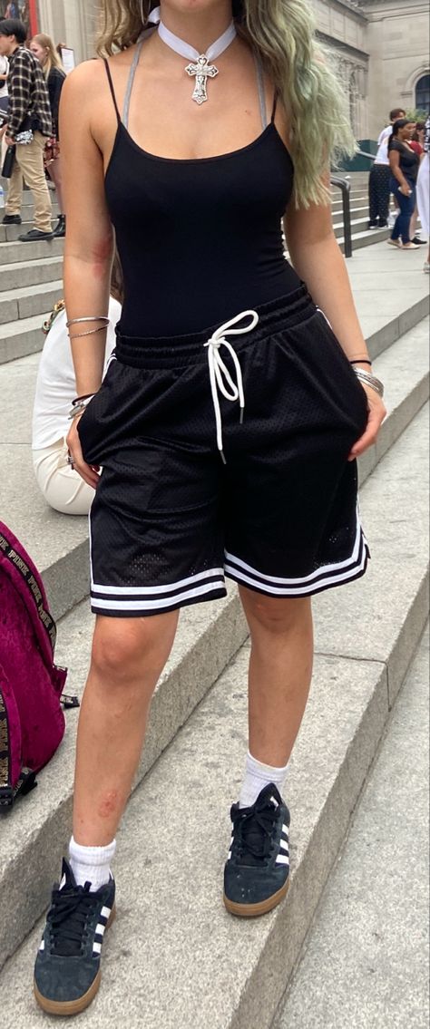 Baggy Shorts And Baggy Shirt Outfit, Styling Basketball Shorts Women, Baggy Shorts And Tank Top, Baggy Clothes Outfit Shorts, Baggy Gym Shorts Outfit Women, Baggy Basketball Shorts Outfit Women, How To Style Baggy Shorts, Wybie Outfit, Basketball Shorts Outfit Women Style