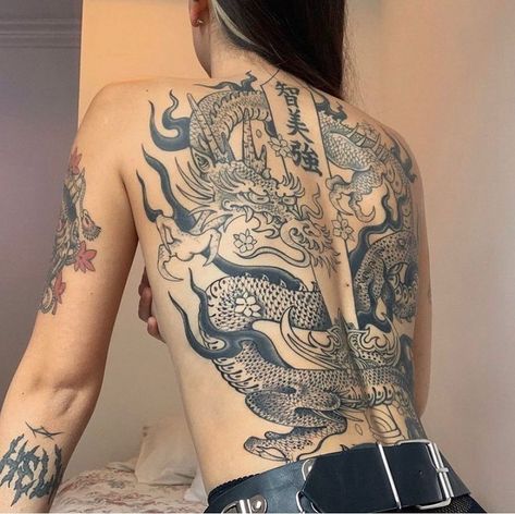 Woman With Tattoos, Ma Tattoo, Backpiece Tattoo, Tato Minimal, Men Tattoos, Dragon Tattoos, Inspiration Tattoos, Celtic Tattoos, Back Tattoo Women