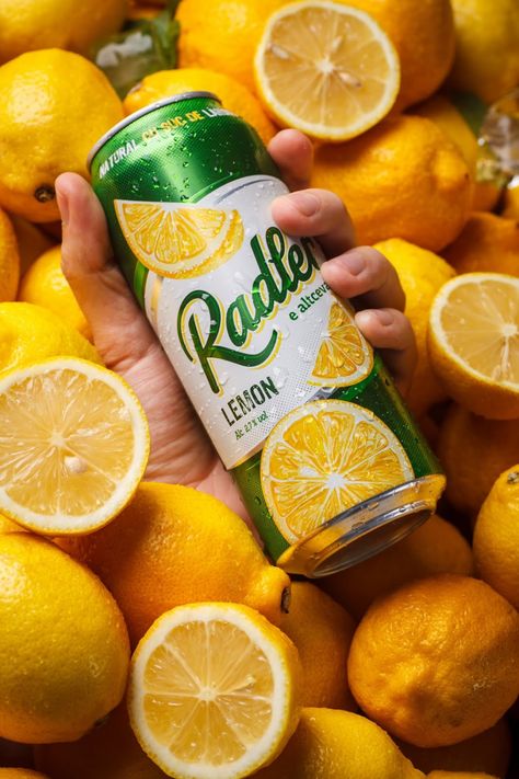 Lemon Beer, Beer Drinks, Fruit Beer, Popular Beers, Beer Photography, Drink Packaging, Lemon Drink, Popular Drinks, Food Graphic Design