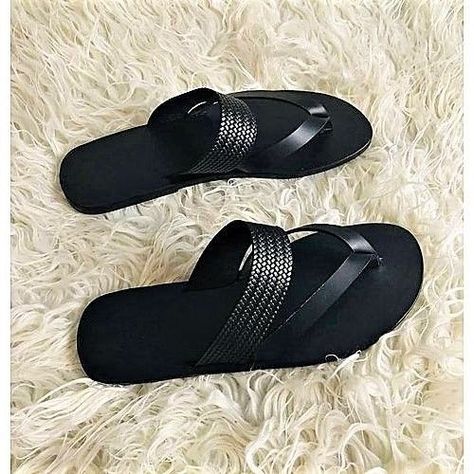 Mens Slippers Fashion Style, Classy Shoes Flats, Men Leather Sandals Fashion, Palm Slippers, Best Sandals For Men, Mens Sandals Fashion, Gents Shoes, Costume Africain, Casual Beach Sandals