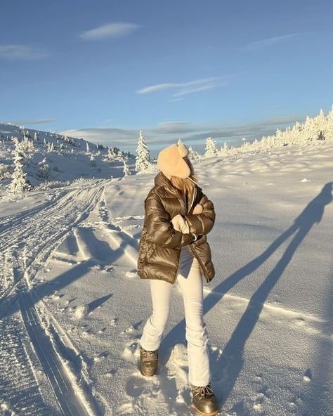 Mountain Girl Aesthetic, Euro Winter, Ski Outfit For Women, Chalet Girl, Snow Fits, Ski Trip Outfit, Apres Ski Outfits, Mountain Outfit, Ski Outfit