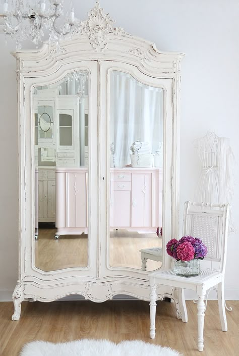 antique linen cabinet http://www.suendenherz.de/ Camera Shabby Chic, Rideaux Shabby Chic, Shabby Chic Wardrobe, Muebles Shabby Chic, Styl Shabby Chic, Antique Wardrobe, Shabby Chic Curtains, Shabby Chic Living, Shabby Chic Dresser