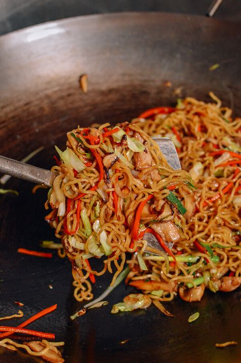 Chicken Yakisoba, by thewoksoflife.com- triple the sauce! Yakisoba Recipe, Chicken Yakisoba, Yakisoba Noodles, Woks Of Life, The Woks Of Life, Easy Japanese Recipes, Japanese Noodles, Noodle Salad, Woks