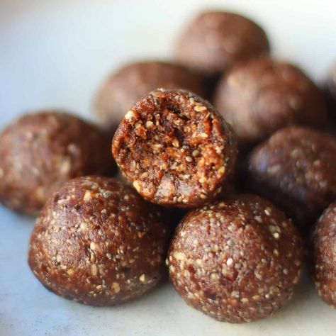 Easy Chocolate Date Balls Dates Chocolate Balls, Chocolate Date Balls, Parasite Diet, Date Balls Recipe, Healthy Chocolate Zucchini Muffins, Cooking Journal, Healthier Baking, Homemade Cheese Crackers, Healthy Snack Recipes