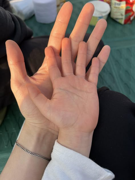 Aesthetic Couple Hand Pictures, Hand Pose For Couple, Hand Holding Couple Aesthetic, Story Ideas For Couples, Hand Couple Aesthetic, Cute Hand Holding Pictures Couples, Boy And Boy Couple Aesthetic, Hand Size Difference Couple, Height Difference