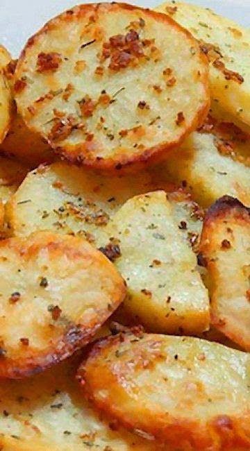 Potato Slices, Baked Garlic, Potato Side Dishes, God Mat, Think Food, Sliced Potatoes, Idee Pasto Sano, Potato Dishes, Side Recipes