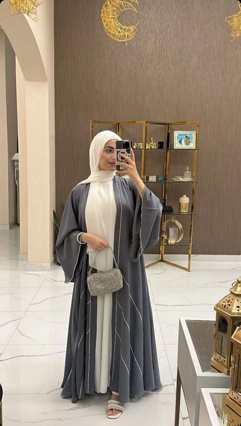 Printed Abaya Designs, Abaya For Wedding, Abaya Fashion Modern, Modest Outfits Muslim, Modern Abaya, Abaya Outfit, Abaya Style, Modern Hijab Fashion, Blouse Casual Fashion