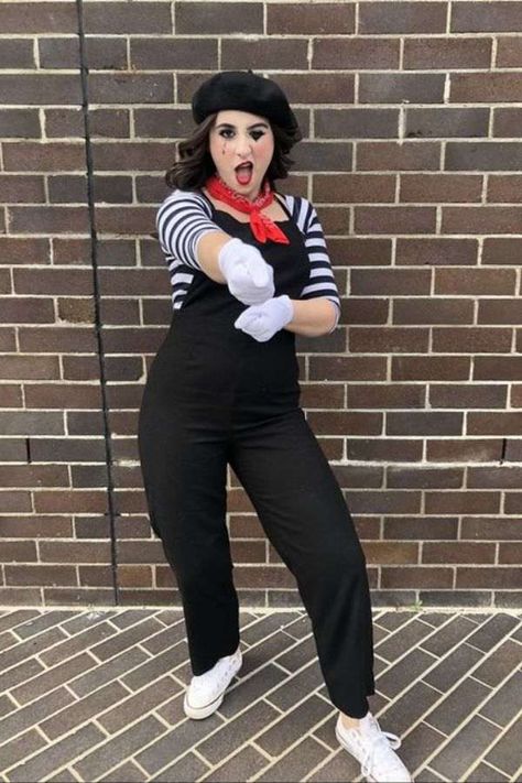 Black Overall Costume Ideas, Women Mime Costume, Diy Mime Costume For Women, Easy Mime Costume, Female Mime Costume, Carnival Customs Ideas, Easy Clown Outfit, Mime Costume Diy Women, Circus Outfit Ideas