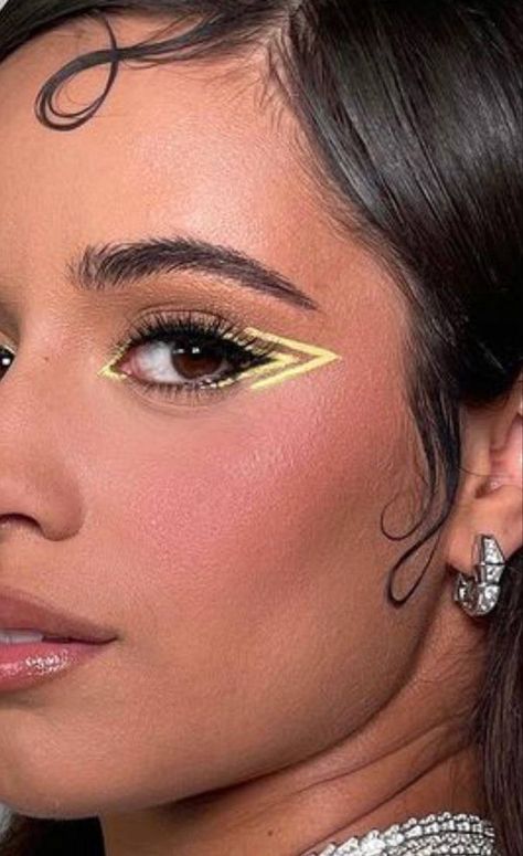 Rave Makeup Men, Colored Liner Makeup Looks, Colored Eyeliner Ideas, Easy Graphic Liner Hooded Eyes, Easy Graphic Liner Ideas, Color Graphic Liner, Graphic Eyeliner Ideas For Hooded Eyes, Festival Eyeliner, Graphic Eyeliner Color